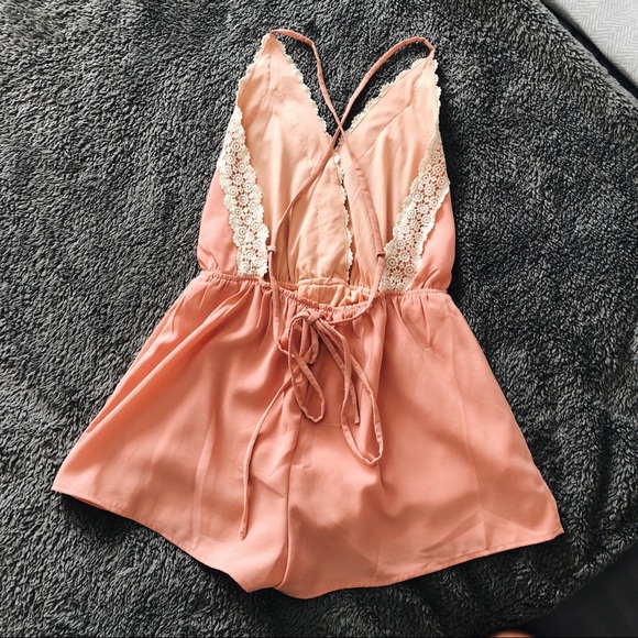 🔥SOLD🔥 Boutique Romper - Picture 2 of 4